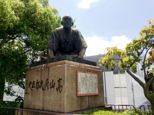 三条京阪　高山さんの像