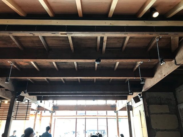 ブルーボトルコーヒー　窓と天井
