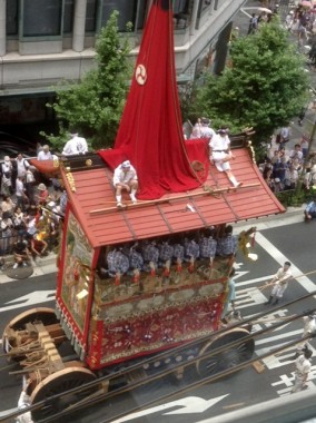 祇園祭やねの上のひと