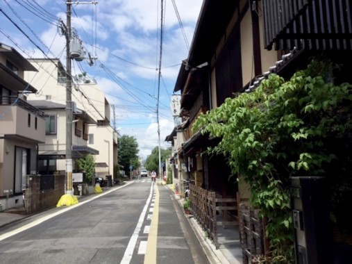 住居の並ぶ通り