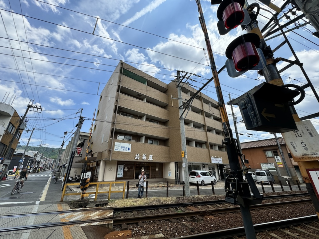 「一乗寺駅前、活気ある立地の商業...