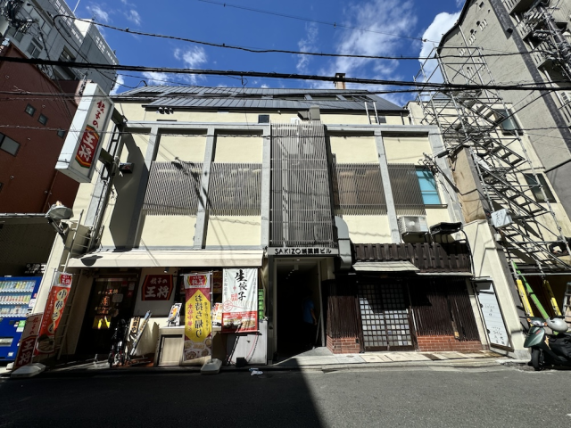 街中に位置する便利な立地の店舗物件